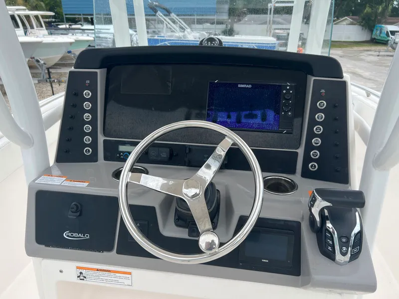 Slide: The Image of Robalo R230 2025 - 7