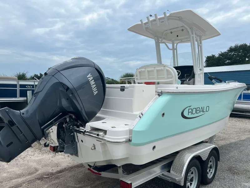 Slide: The Image of Robalo R230 2025 - 4