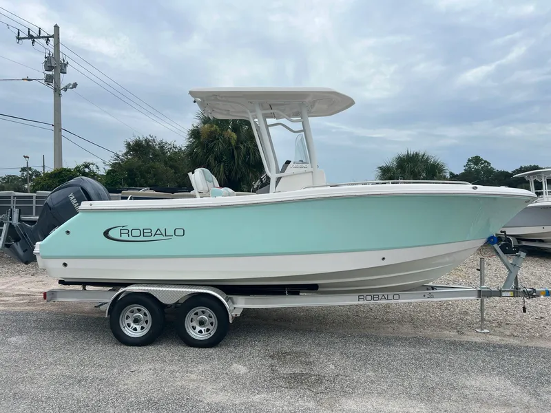 Slide: The Image of Robalo R230 2025 - 3