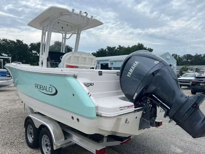 Slide: The Image of Robalo R230 2025 - 5