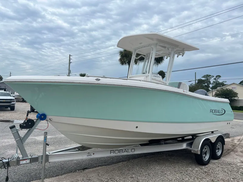 The Image of Robalo R230 2025 - 0