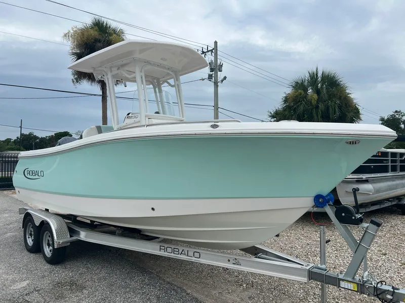 Slide: The Image of Robalo R230 2025 - 2