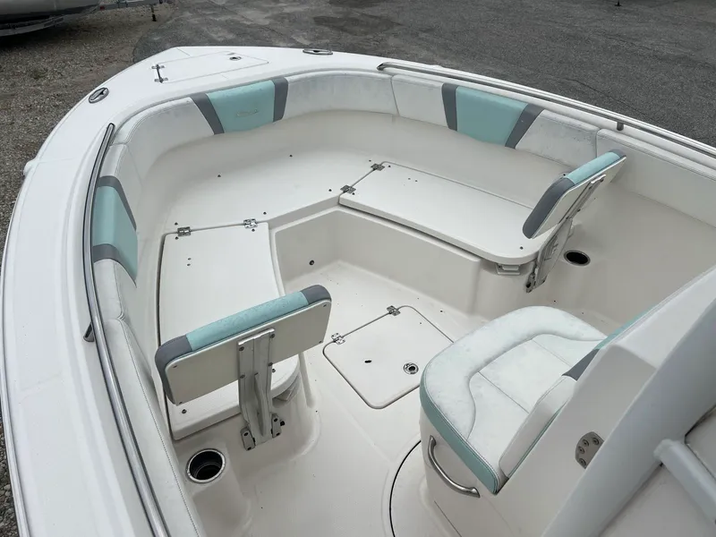 Slide: The Image of Robalo R230 2025 - 6