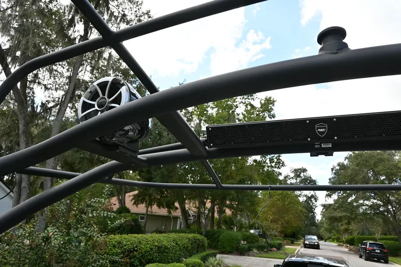 Slide: The Image of Yamaha Boats 255XD 2021 wakeboard tower with speakers and lush background. - 22