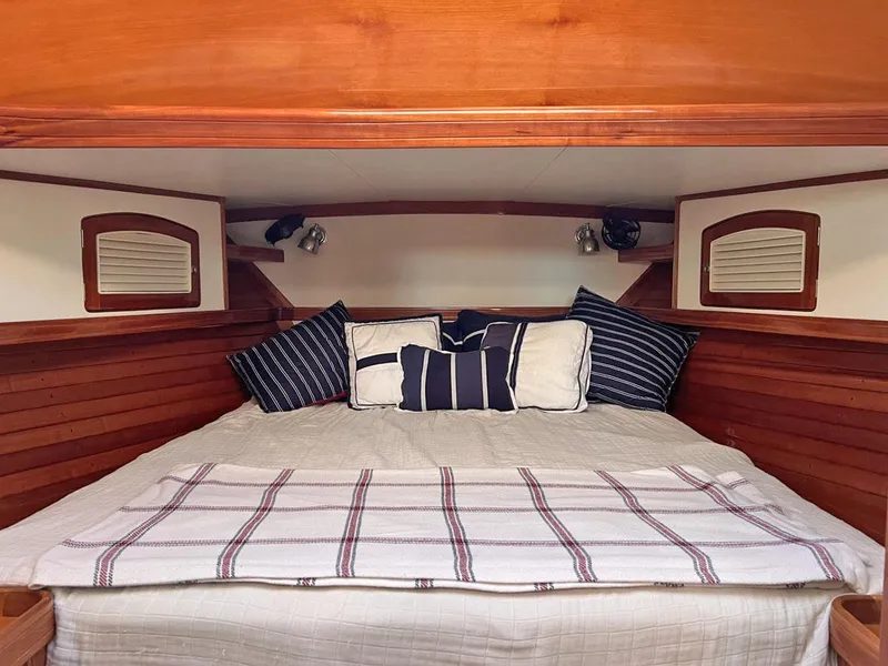 Slide: The Image of Queen Berth Fwd - 9