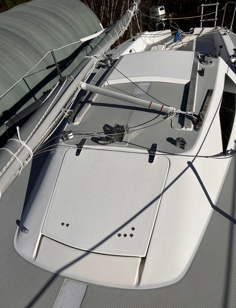 Slide: The Image of 1987 Catalina 22 Capri sailboat deck with mast and rigging. - 22