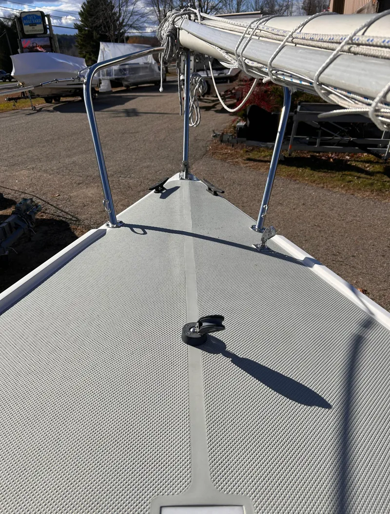 Slide: The Image of 1987 Catalina 22 Capri sailboat deck with rigging and mast in a marina. - 24
