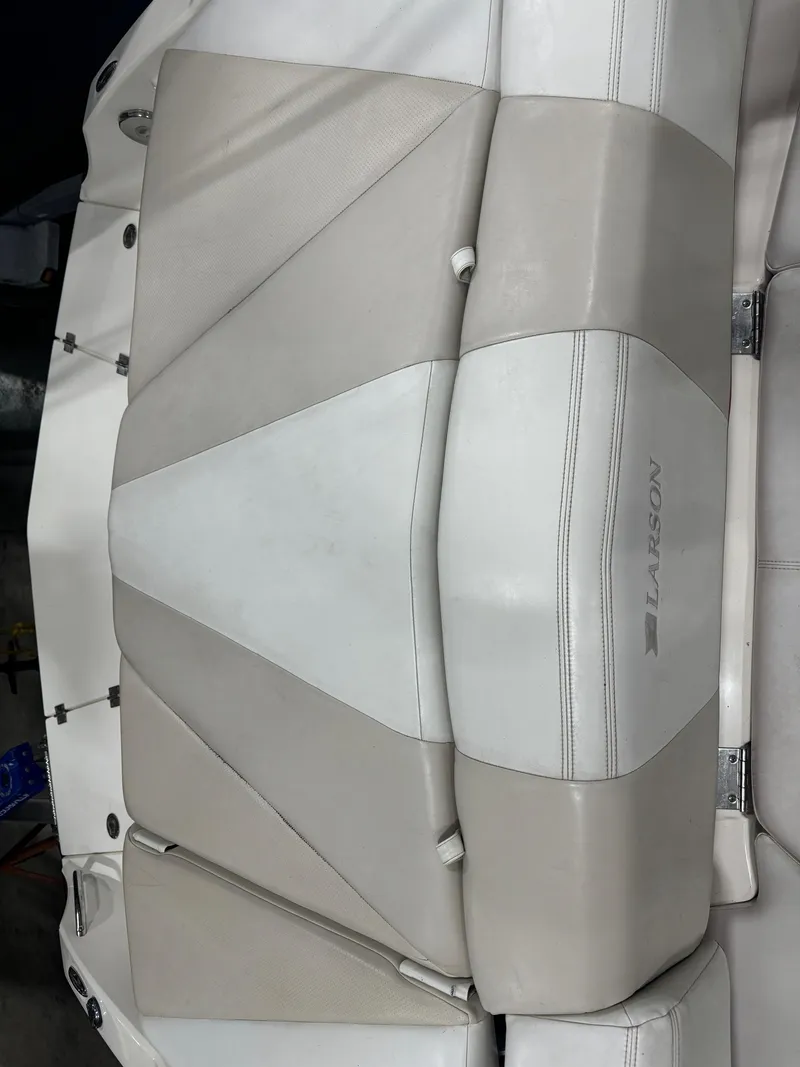 Slide: The Image of 2007 Larson LXi 208 boat seat with beige and white upholstery. - 13