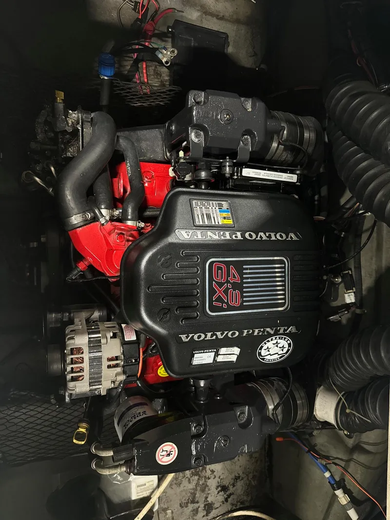 Slide: The Image of Volvo Penta 4.3 GXI engine in 2007 Larson LXi 208 boat. - 15