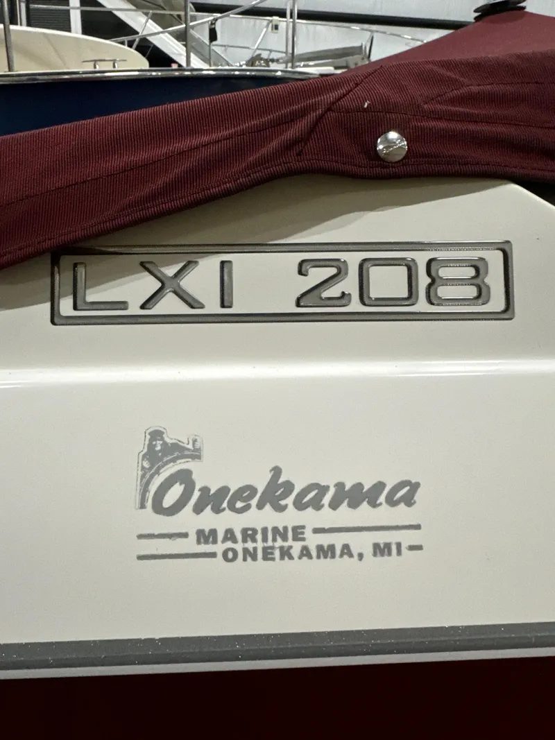 Slide: The Image of 2007 Larson LXi 208 boat at Onekama Marine, Onekama, MI. - 16