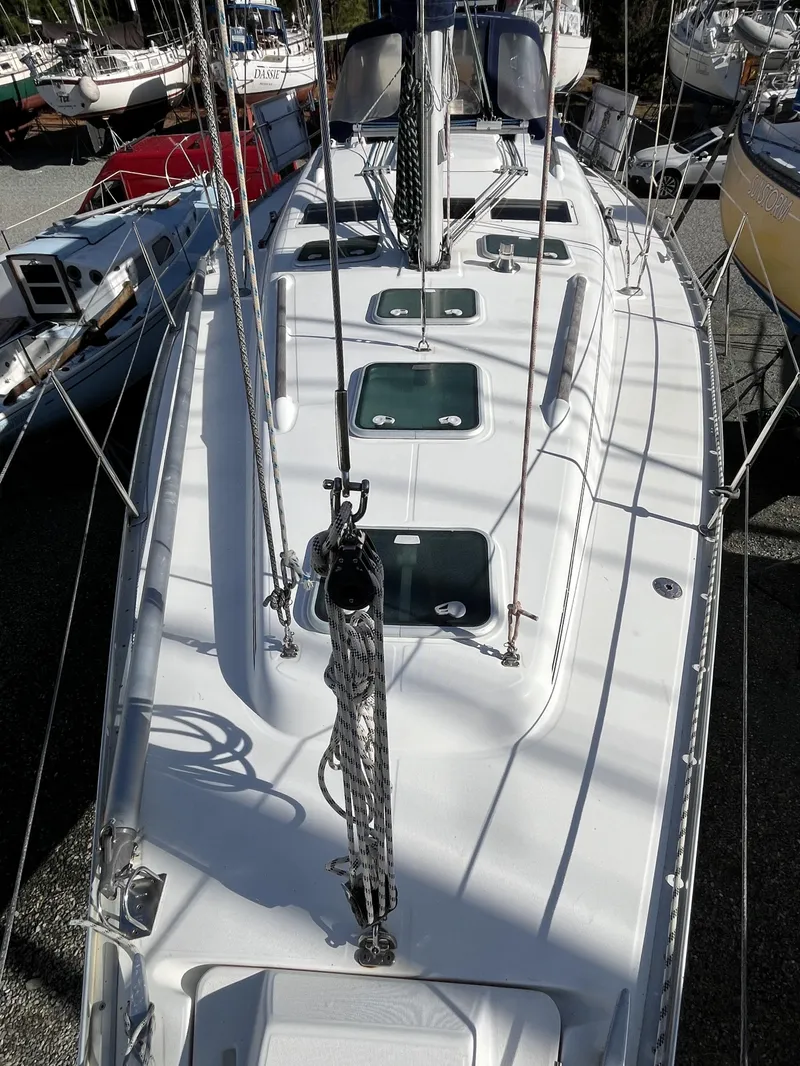 Slide: The Image of 2001 Beneteau Oceanis 393 sailboat deck with hatches and rigging. - 48
