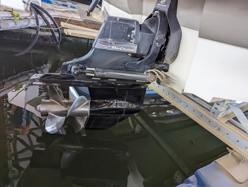 Slide: The Image of 2006 Sea Ray 240 Sundeck MerCruiser engine and propeller in water. - 19