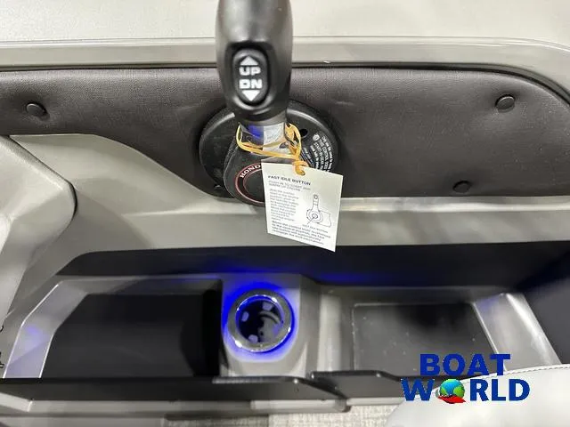 Slide: The Image of Tahoe LTZ 2385 Quad Lounge Tritoon & Honda 4-Stroke EFI 2025 - 18