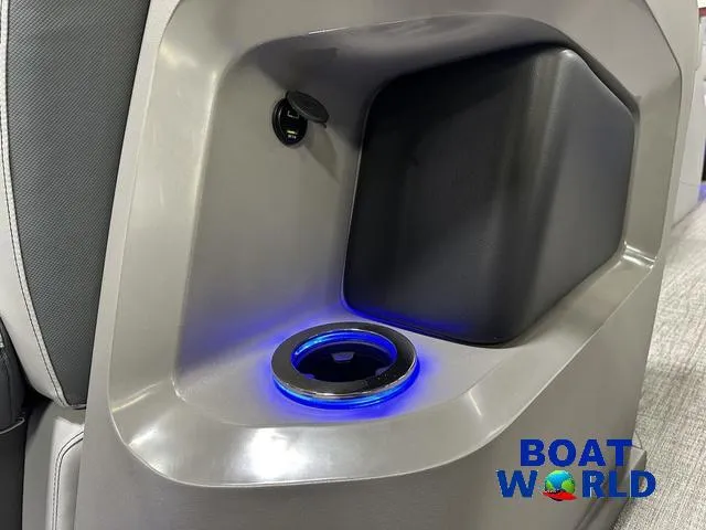 Slide: The Image of Tahoe LTZ 2385 Quad Lounge Tritoon & Honda 4-Stroke EFI 2025 - 32