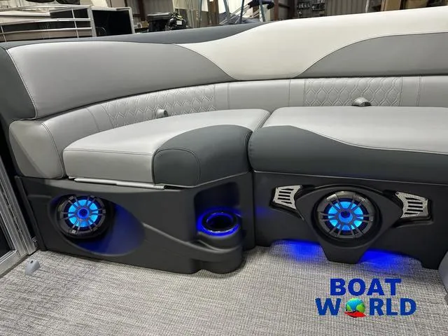 Slide: The Image of Tahoe LTZ 2385 Quad Lounge Tritoon & Honda 4-Stroke EFI 2025 - 33