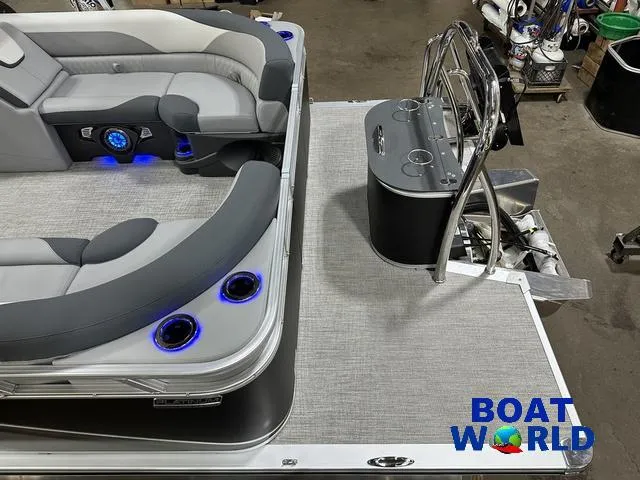 Slide: The Image of Tahoe LTZ 2385 Quad Lounge Tritoon & Honda 4-Stroke EFI 2025 - 6