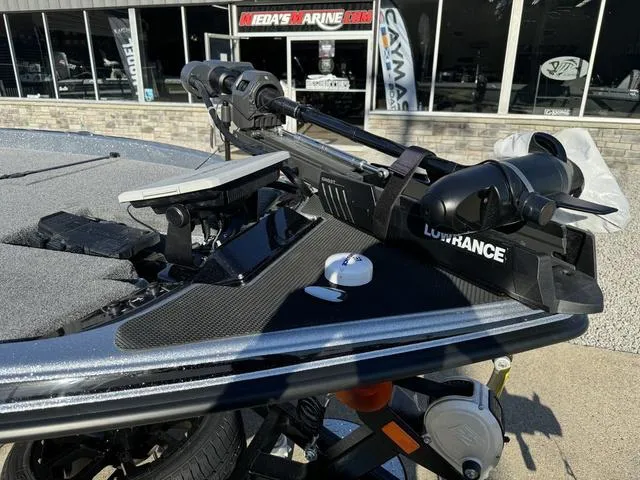 Slide: The Image of Phoenix Bass Boat 921 ELITE 2025 - 9