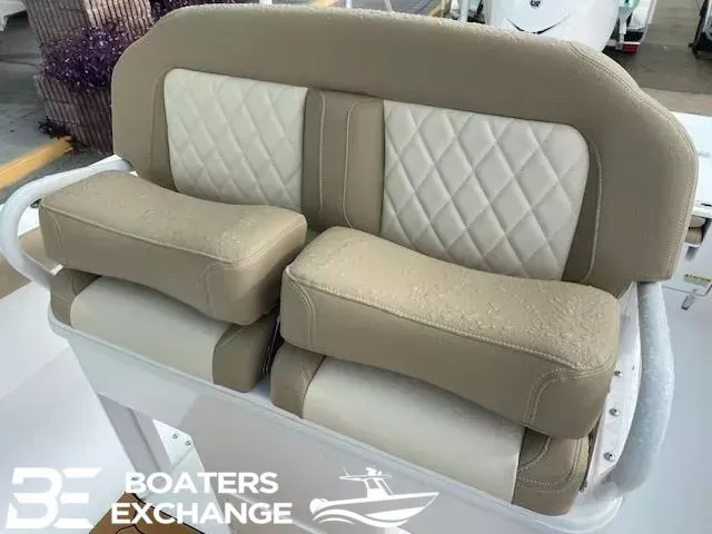 Slide: The Image of Everglades 253 Center Console 2025 - 6