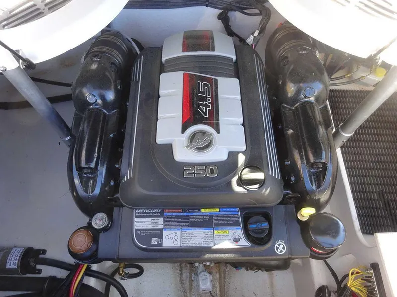 Slide: The Image of 2021 Monterey 224FS boat engine, MerCruiser 4.5L 250 HP, detailed view. - 20
