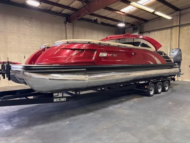 Slide: The Image of 2021 Bennington QX 30 QXSBWA X2 Wide Beam pontoon boat in a warehouse. - 7