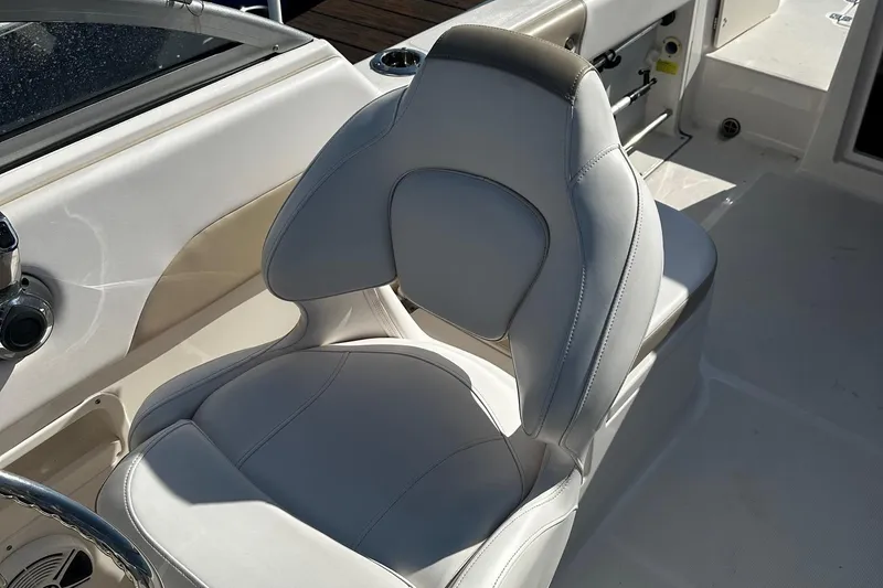 Slide: The Image of White captain's chair on 2018 Robalo R227 Dual Console boat. - 8