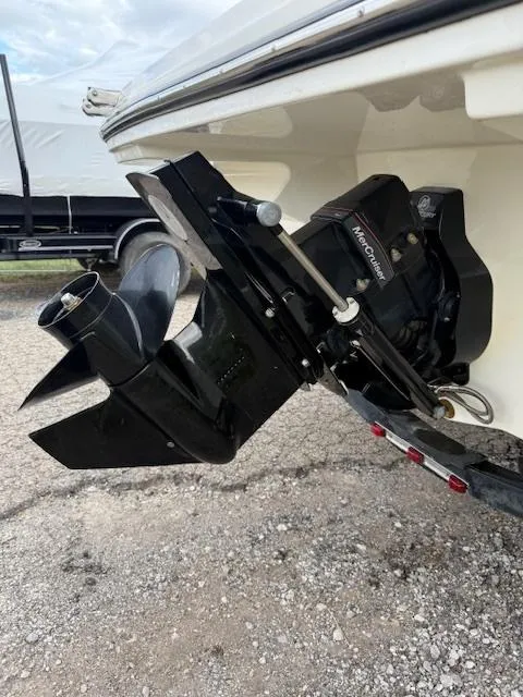 Slide: The Image of 2018 Sea Ray SPX 190 boat outboard motor close-up. - 4