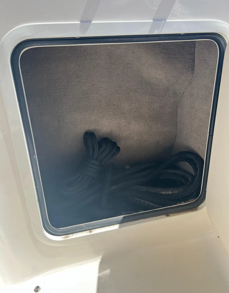 Slide: The Image of Storage compartment with rope on a 2005 Sea Ray 280 Sundancer boat. - 24