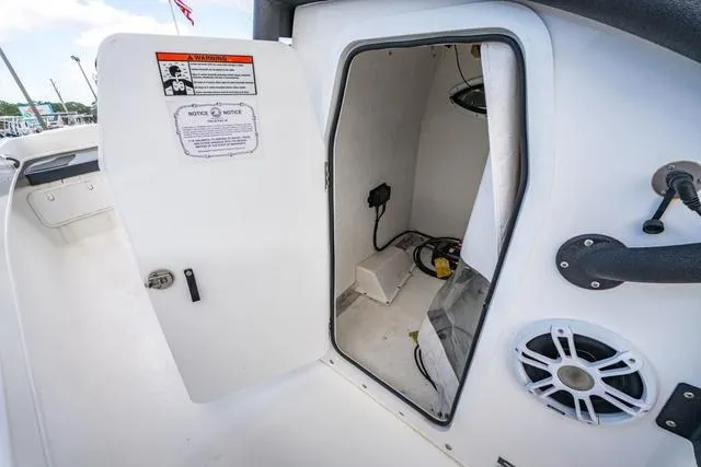 Slide: The Image of Twin Vee 310 GF 2021 - 23