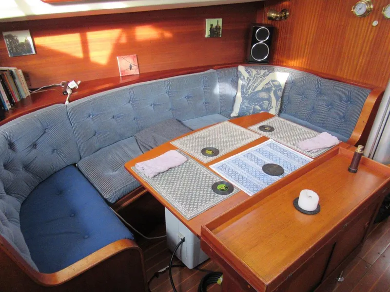 Slide: The Image of Dinette to port - 4