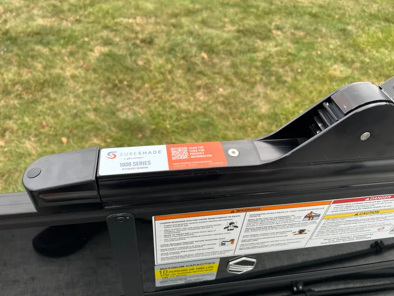 Slide: The Image of SureShade 1000 Series mechanism on South Bay LE 222 UL, 2025 model. - 22