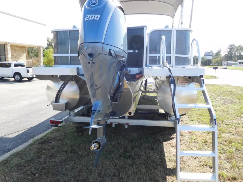 Slide: The Image of 2025 Bennington 23 SS pontoon boat with Yamaha 200 engine, rear view. - 12