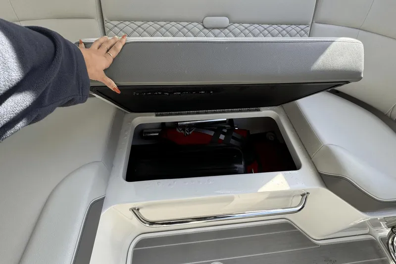 Slide: The Image of Sea Ray 370 Sundancer Outboard 2023 - 10