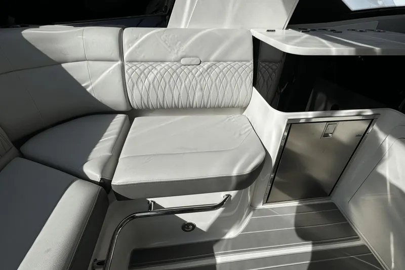 Slide: The Image of Sea Ray 370 Sundancer Outboard 2023 - 11