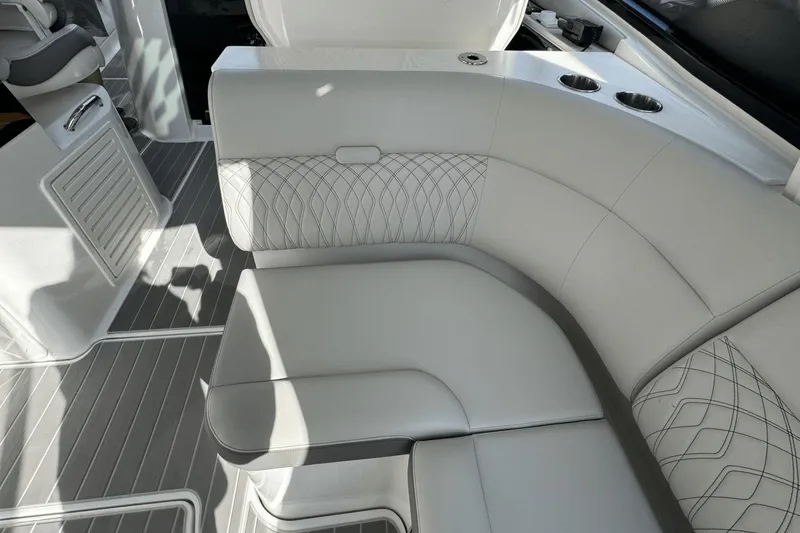 Slide: The Image of Sea Ray 370 Sundancer Outboard 2023 - 13