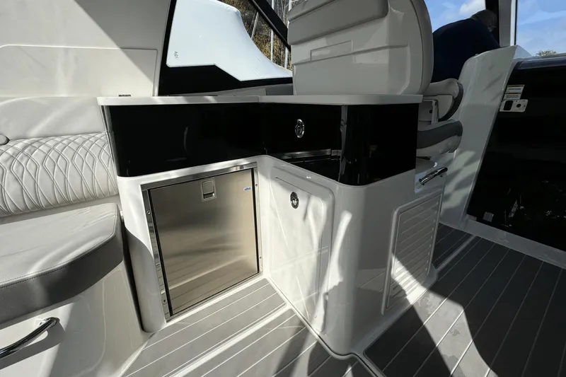 Slide: The Image of Sea Ray 370 Sundancer Outboard 2023 - 15