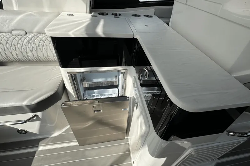 Slide: The Image of Sea Ray 370 Sundancer Outboard 2023 - 16