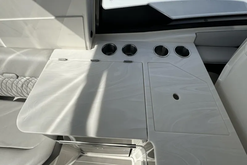 Slide: The Image of Sea Ray 370 Sundancer Outboard 2023 - 18