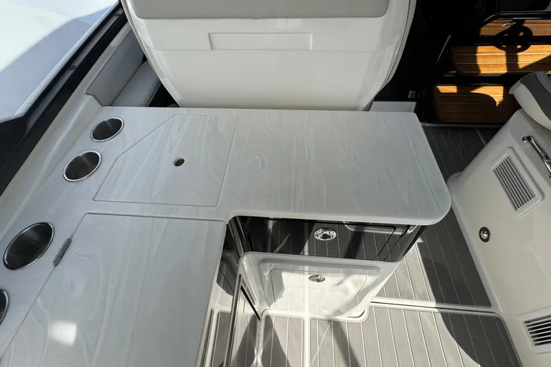 Slide: The Image of Sea Ray 370 Sundancer Outboard 2023 - 19