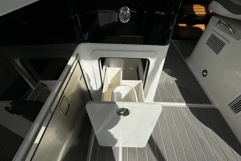 Slide: The Image of Sea Ray 370 Sundancer Outboard 2023 - 21
