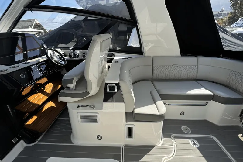 Slide: The Image of Sea Ray 370 Sundancer Outboard 2023 - 22
