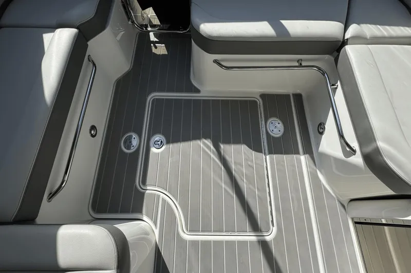 Slide: The Image of Sea Ray 370 Sundancer Outboard 2023 - 26