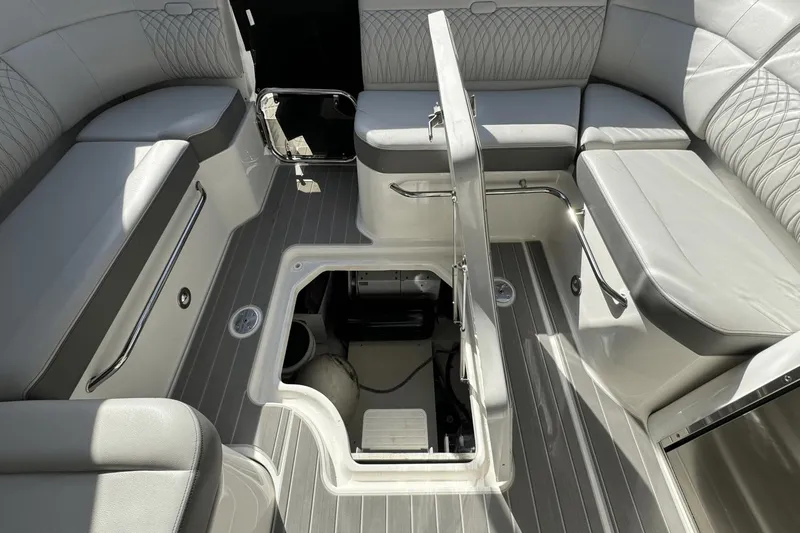 Slide: The Image of Sea Ray 370 Sundancer Outboard 2023 - 27