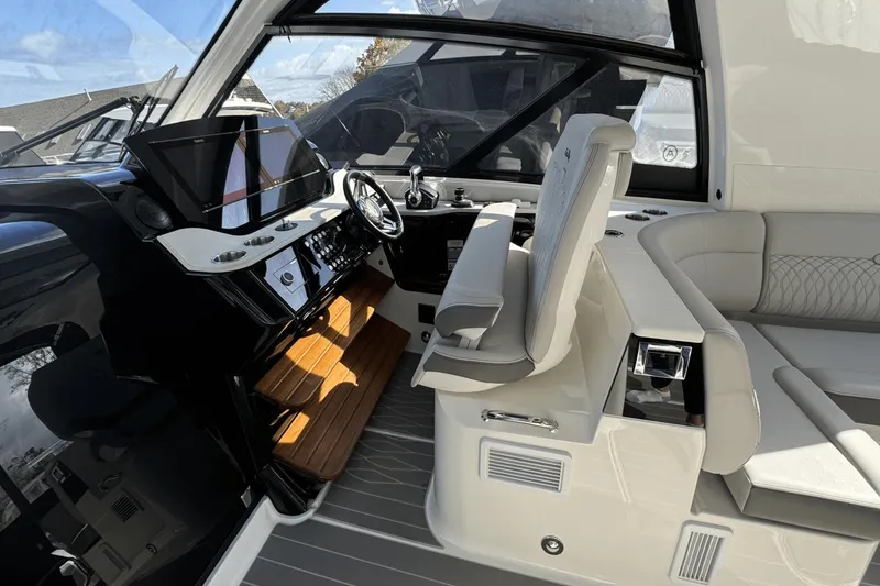 Slide: The Image of Sea Ray 370 Sundancer Outboard 2023 - 28