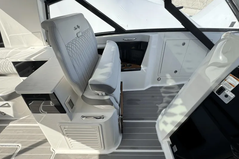 Slide: The Image of Sea Ray 370 Sundancer Outboard 2023 - 29