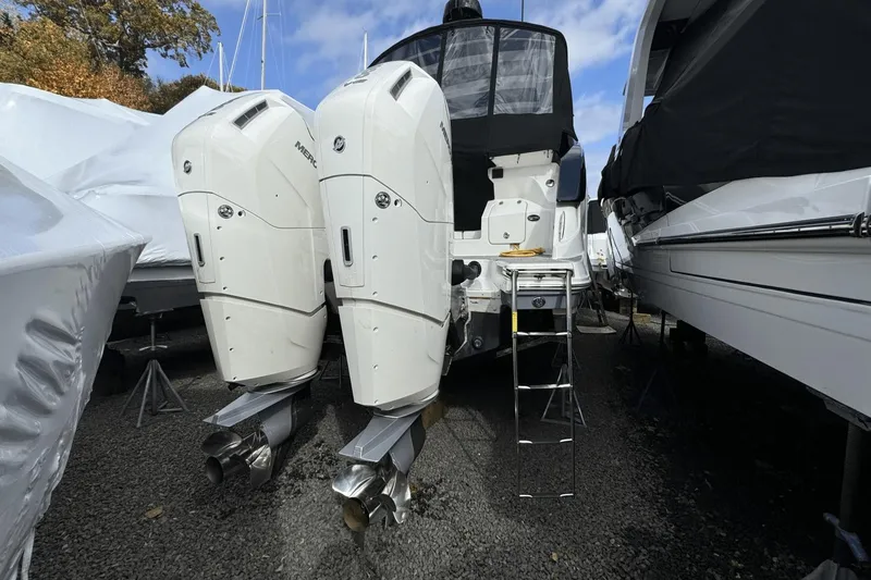 Slide: The Image of Sea Ray 370 Sundancer Outboard 2023 - 3