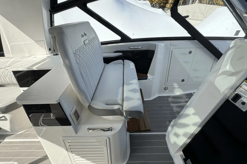 Slide: The Image of Sea Ray 370 Sundancer Outboard 2023 - 30