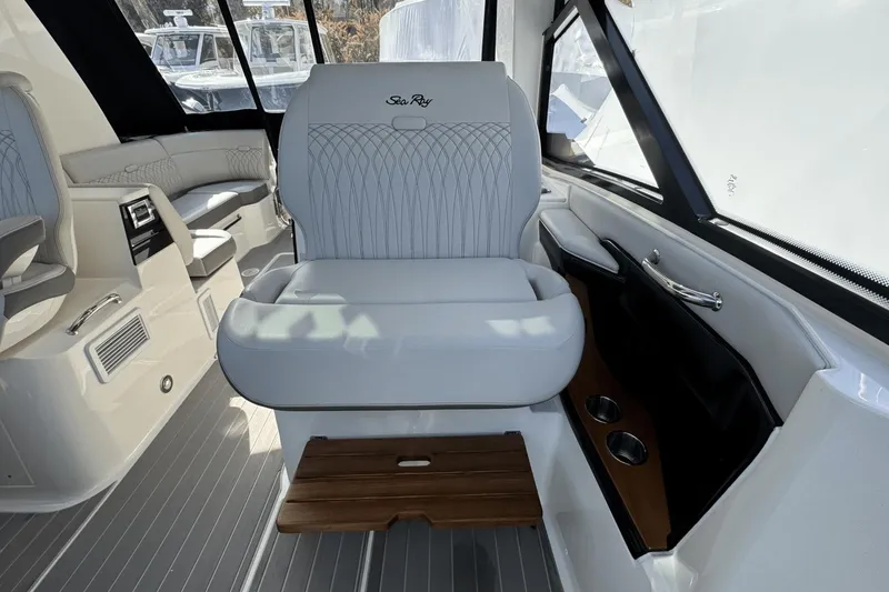 Slide: The Image of Sea Ray 370 Sundancer Outboard 2023 - 31