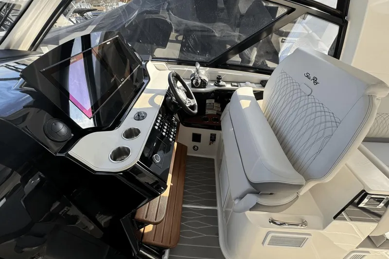 Slide: The Image of Sea Ray 370 Sundancer Outboard 2023 - 32