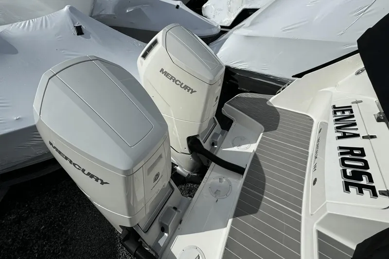 Slide: The Image of Sea Ray 370 Sundancer Outboard 2023 - 4