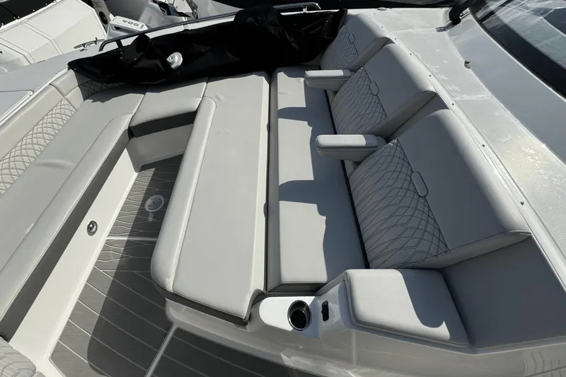 Slide: The Image of Sea Ray 370 Sundancer Outboard 2023 - 40